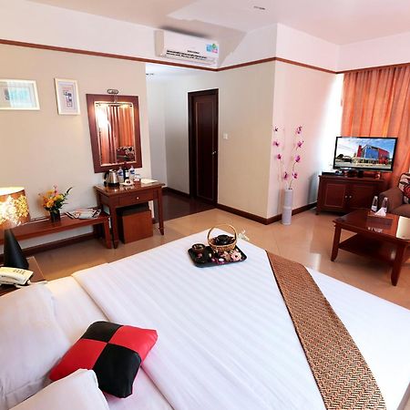 Hotel Maximillian Tanjung Balai Karimun Exterior foto